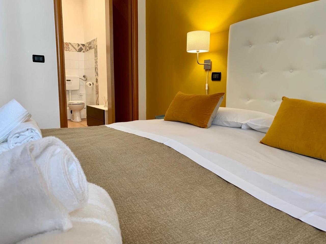 A Due Passi Dal Ponte Hotel Taranto Exterior photo